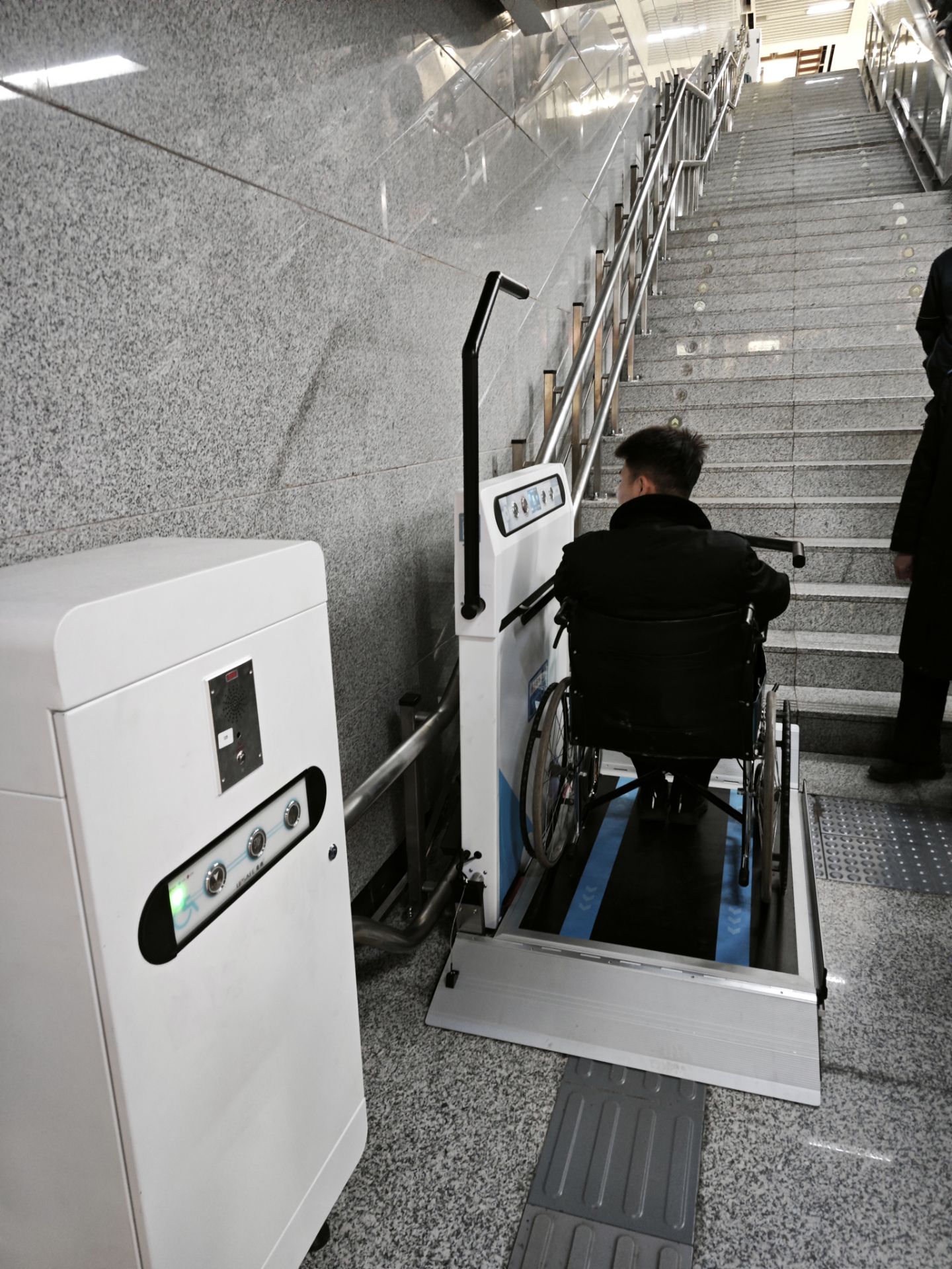 陜西地鐵6號線鐘樓站無障礙升降平臺